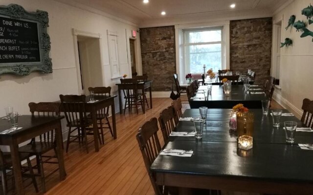 Holiday Country Manor