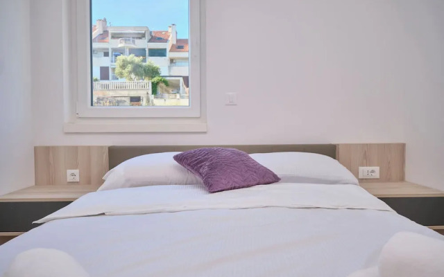 Tropic Night Apartment by Litto