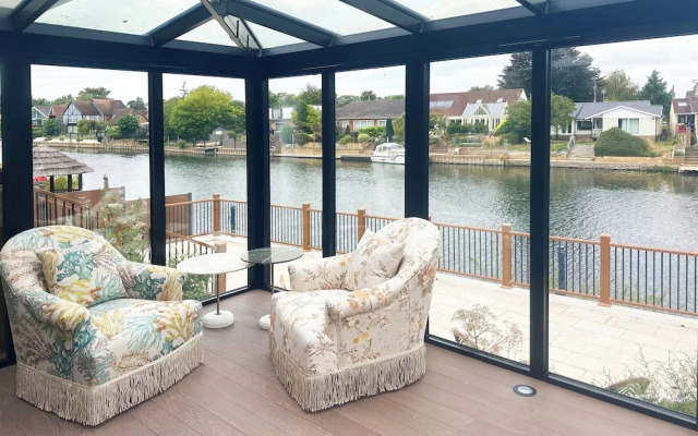 Thames Mansion - River View
