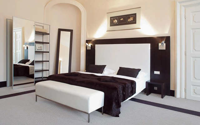 Old Town Square Residence by Emblem