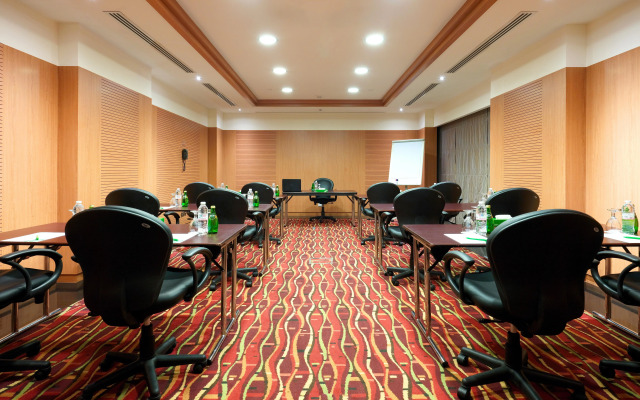 Holiday Inn Suites Kuwait Salmiya