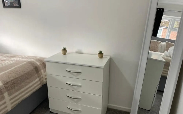 Birmingham - 4BR - Sleeps 9 - Parking - Garden