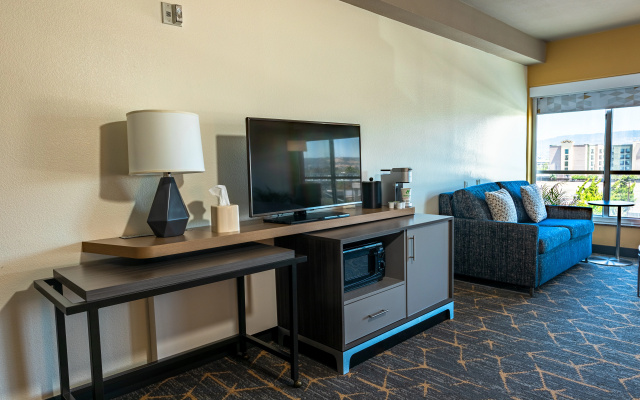 Holiday Inn & Suites Oakland Airport by IHG