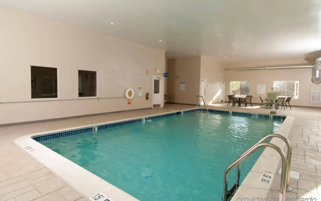Holiday Inn Express Vernon - Manchester by IHG