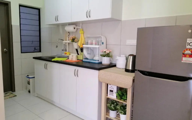 Lovely Mines Astetica Lake View Seri Kembangan 2BR