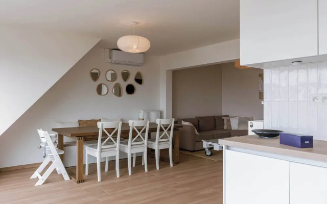 Modern Apartment With Balcony Near City Center