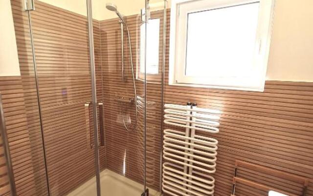 Burgunder helle und geräumige Ferienwohnung