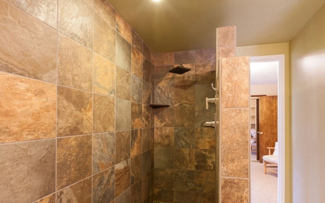 Heartbreak Pet and Family-Friendly Hood River Home by RedAwning