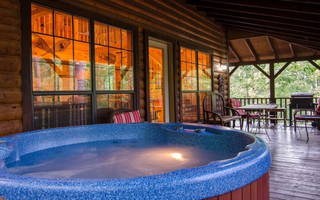 Breathless Cabin Includes Free Wifi, Parking Onsite, Private Hot Tub, and BBQ by Redawning