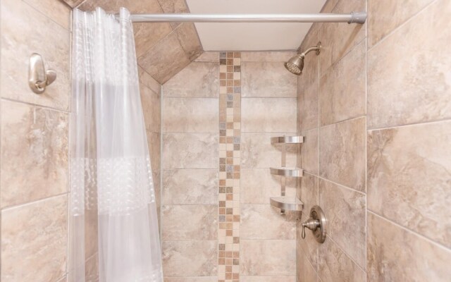 Cozy 1BR Apartment With a King Bed Near Downtown Ottawa