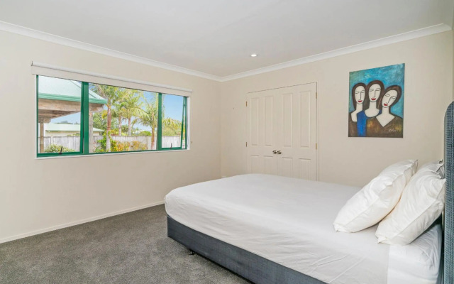 The Sunny Bach - Cooks Beach Holiday Home