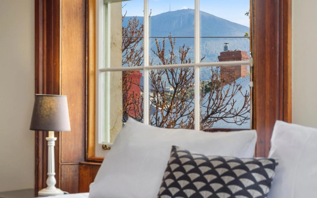 Cromwell Apartment - 3 Red Doors Battery Point