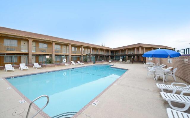 Rodeway Inn & Suites