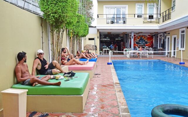 Mad Monkey Hostel Kampot