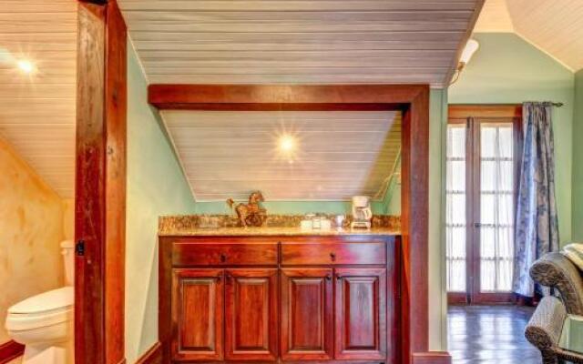 Toucan Suite @ Mahogany Hall