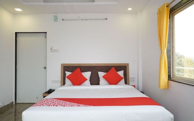 OYO 18730 Galaxy Inn