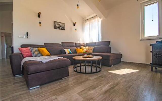 Marina Apartments Vir