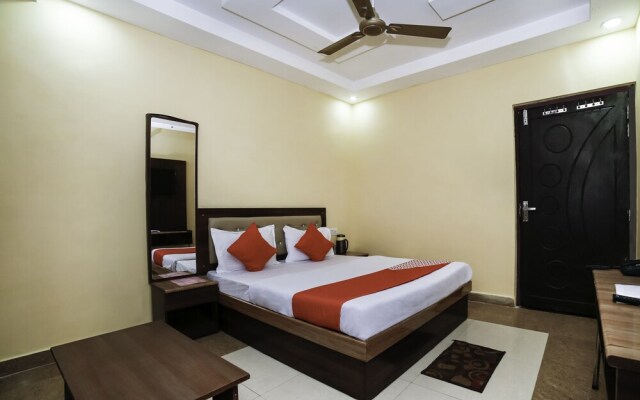 OYO 27825 Hotel Royal