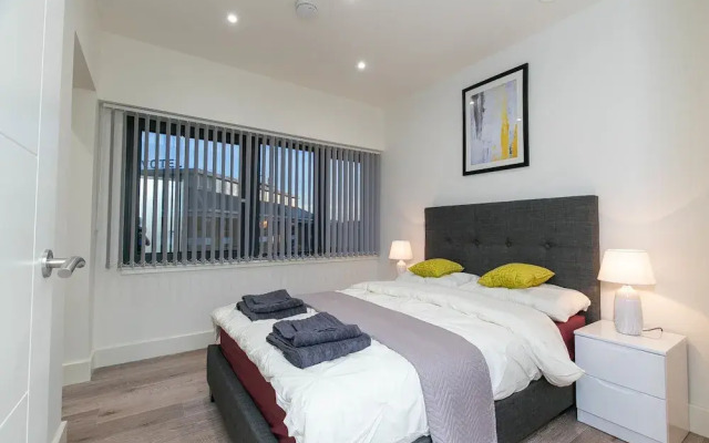 Deluxe Heathrow Apartments & Parking