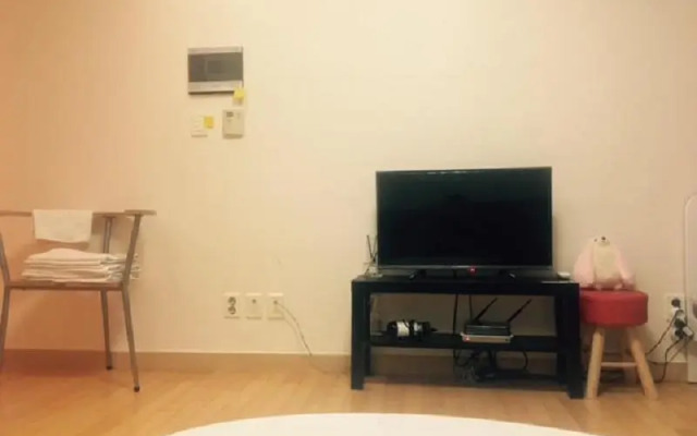 TEN-Q Residence MAPO