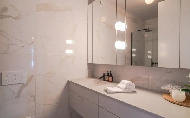 Ocean Breeze Luxury Apartment