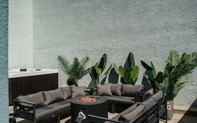 Hollywood Hills Sunset Strip Home w Hottub