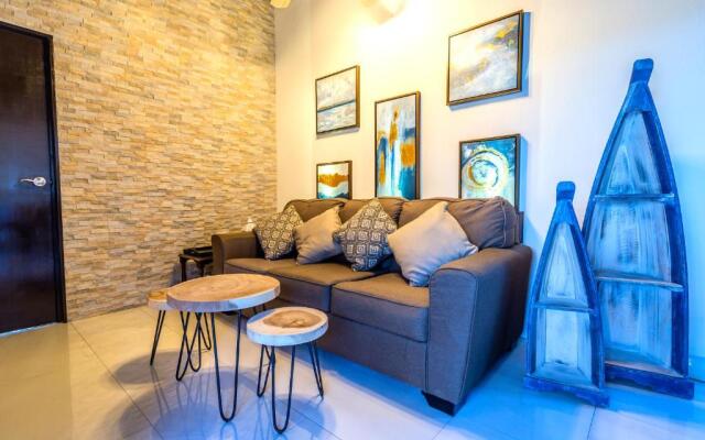 Apartment With Charming Patio+ BBQ Near Beach! Free Util's