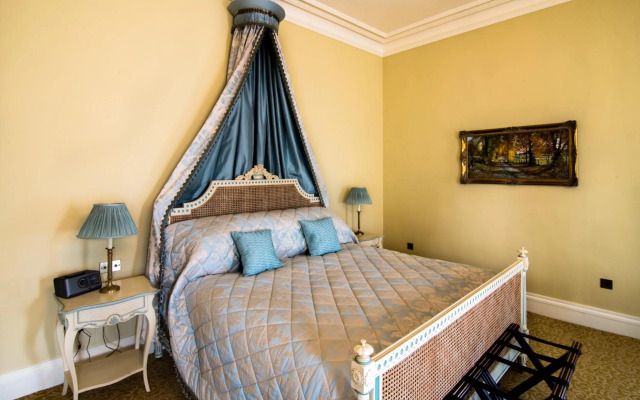 Crossbasket Castle Hotel & Restaurant