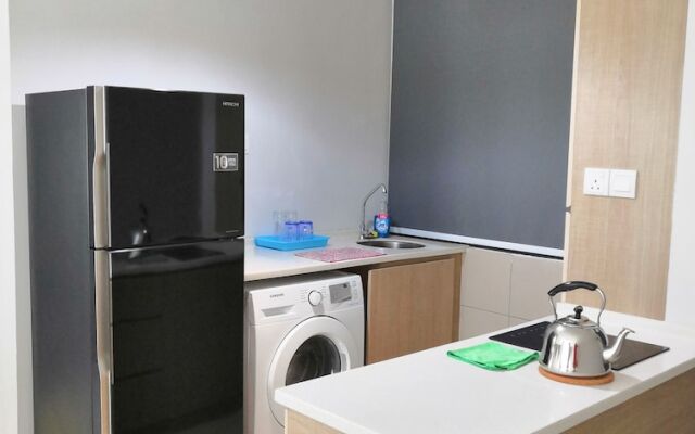 Univ 360 Cozy Apartment with Pool View