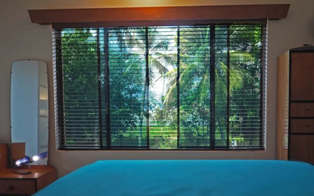 Silver Sands - A Unique Retro Beauty