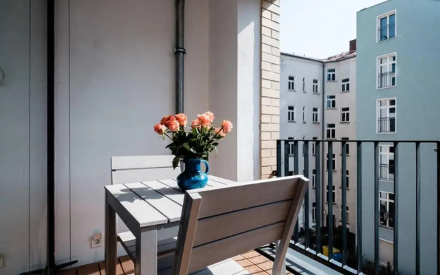 2 Bedroom Mauerpark-Apartment, Berlin Mitte View calendar