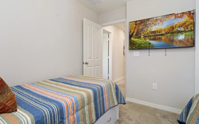 Four Bedroom Sleeps 10 w Gameroom 5152a