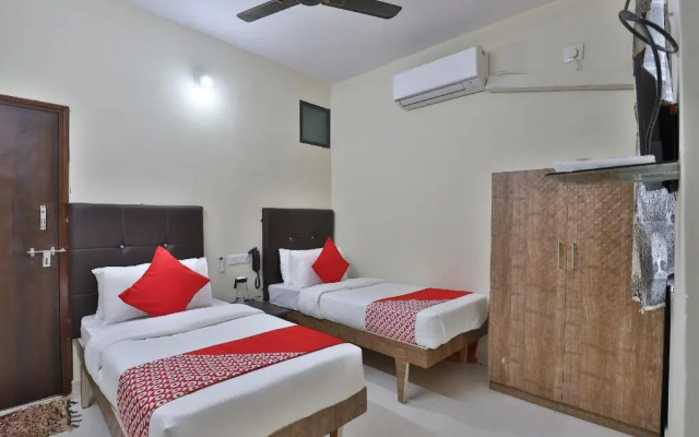 Hotel Cadillac by OYO Rooms