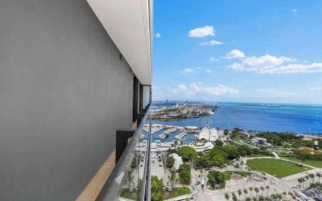 Luxury  Spacious Condo at Downtown Miami