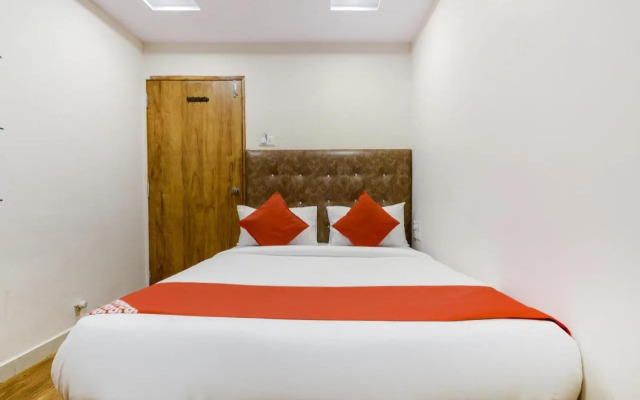 OYO 70998 Hotel Safari Inn