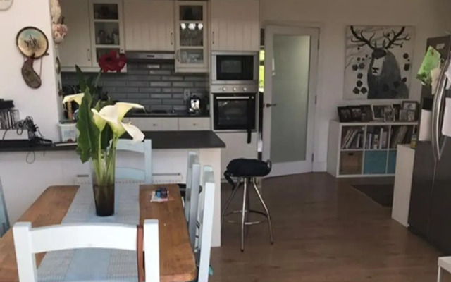 Coastal Hideaway - Sleeps 4 & Free Parking