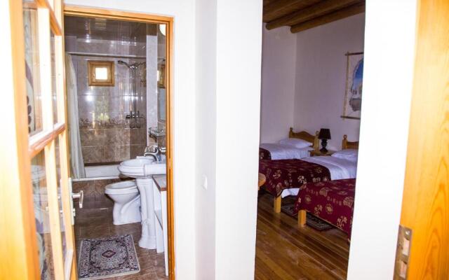 Hovli Poyon Hotel