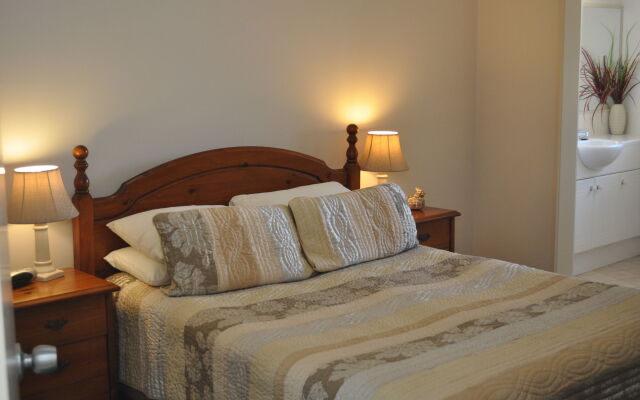 Black Dolphin Motel & Apartments