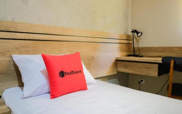 RedDoorz near Trans Studio Mall Cibubur 3