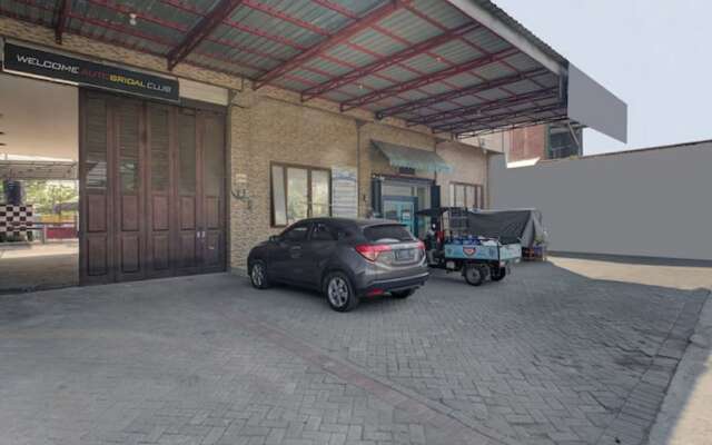 Sukomanunggal Inn by OYO Rooms