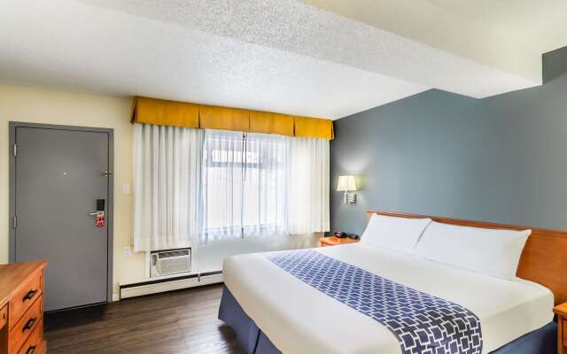 Econo Lodge Inn & Suites University