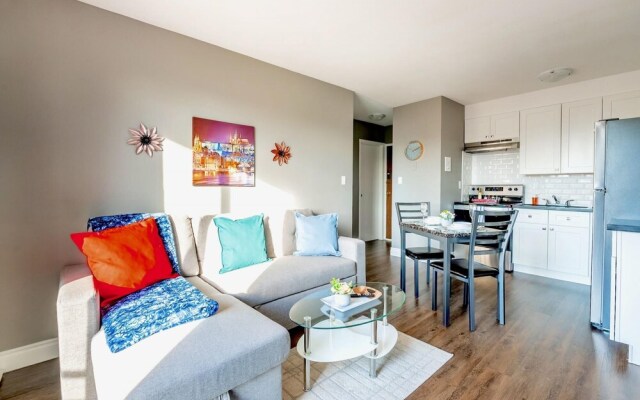 1BR Apt w Netflix Balcony - Near DT Hamilton