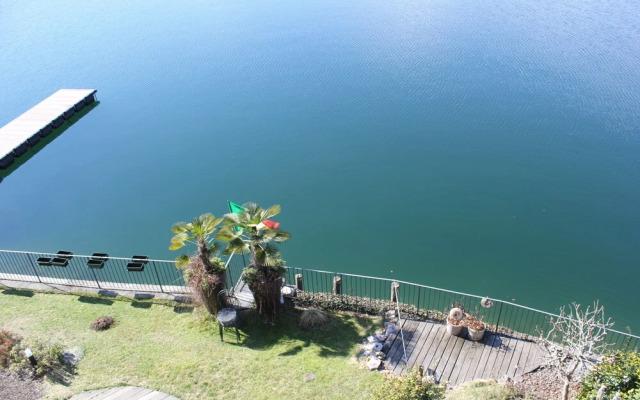 Lakefront Apartment With Spectacular Views