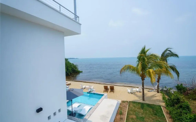 Spacious 4-bed Villa in Placencia Village w Pool