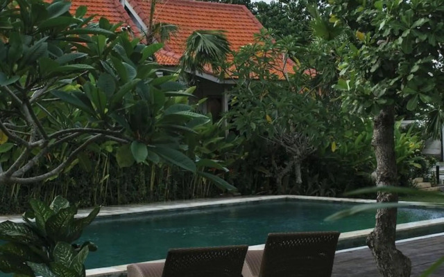 Tamuku Padang Padang, CARI Surf Camp