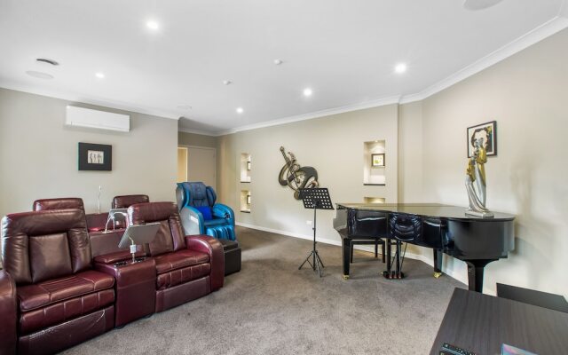 Luxe Whitford Mansion - Pool & Tennis Court