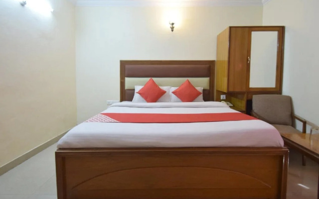 OYO 10229 Hotel Crystal