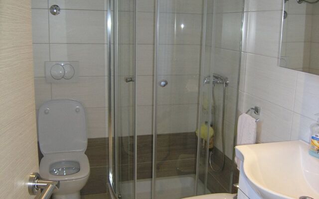 Studio apartment Mici 2 - great loaction and relaxing: SA2  Cres, Island Cres