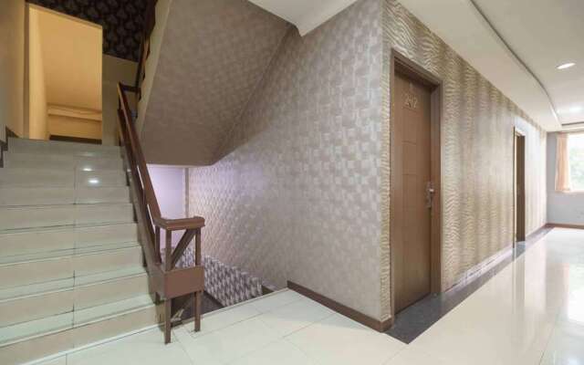 RedDoorz Plus near Lippo Cikarang Mall