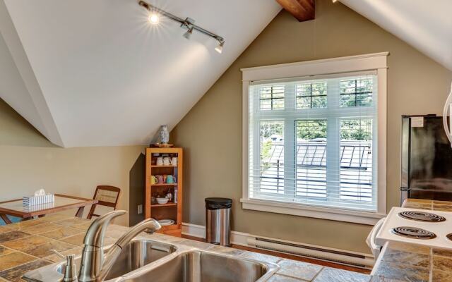 Parker by the Sea - Quaint Apartment with Beach Access